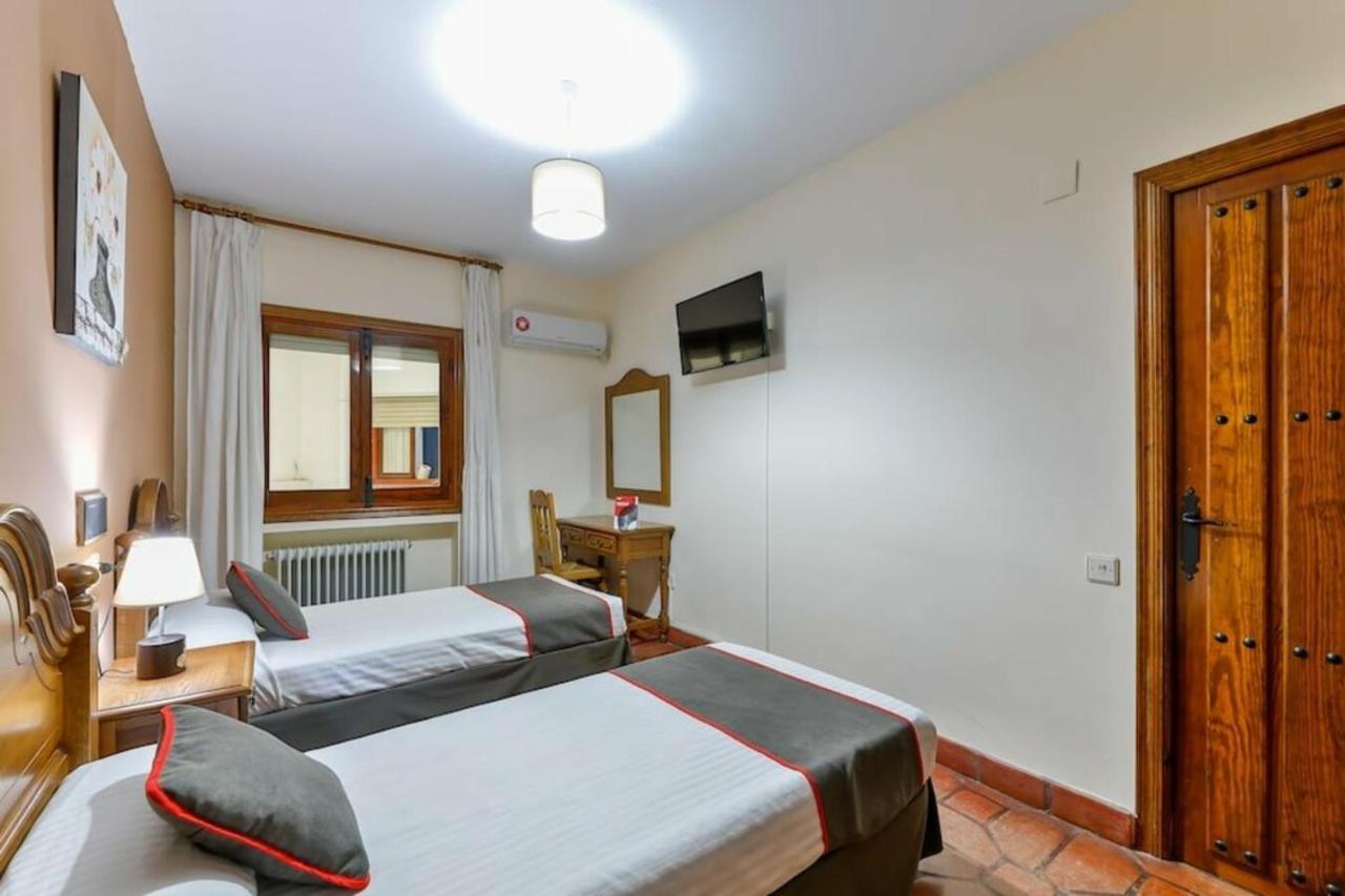Hostal Alfonso XI Guadalupe  Kültér fotó