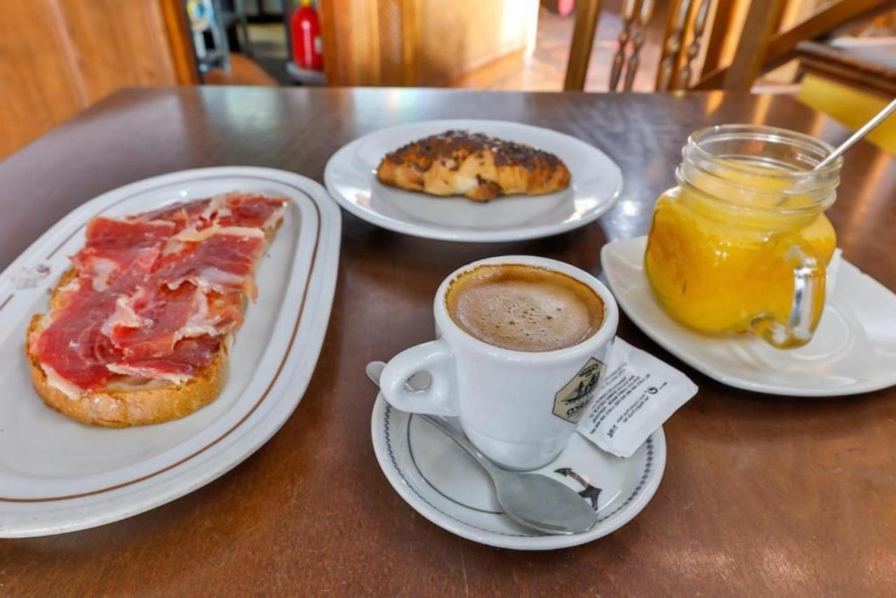Hostal Alfonso XI Guadalupe  Kültér fotó